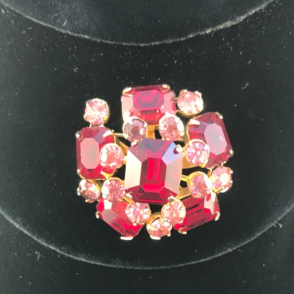 Coro Jewelry - Vintage Coro brooch with red and pink stones